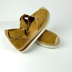 TORRID Eyelet Sport Flat Closed Toe Sandals Extra Wide Width SZ 7 day to evening